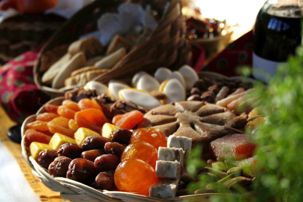 Assortiment des 13 desserts provençaux traditionnels de Noël, incluant fruits confits, nougat et calissons.