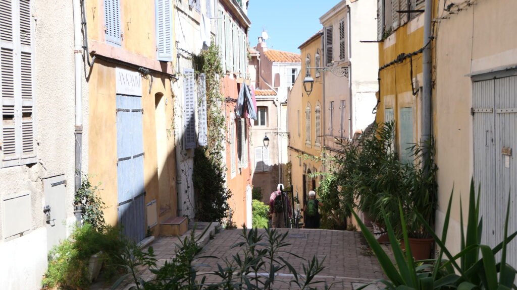  Rue pittoresque du quartier du Panier, lieu emblématique à visiter lors d'une journée à Marseille