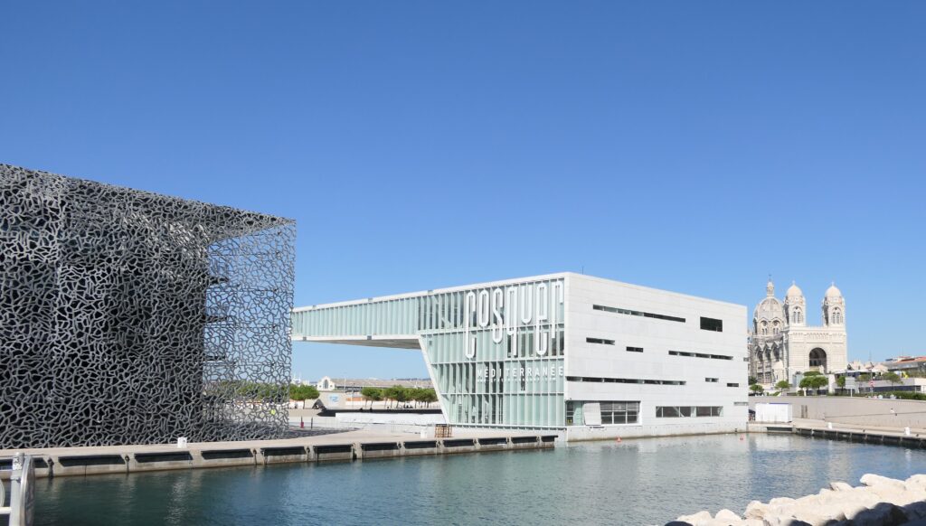 Le Mucem, un musée moderne offrant des expositions de la culture méditerranéenne à découvrir lors d'une journée à Marseille