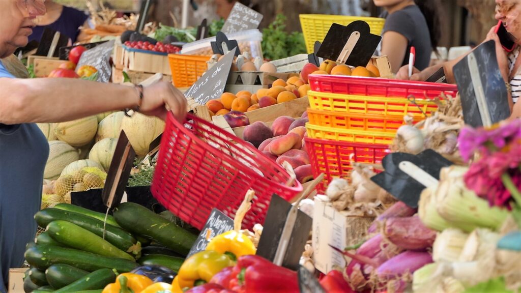 Marché provençal coloré et authentique dans un village perché de Provence, idéal pour découvrir les produits locaux et l'artisanat de la région. 