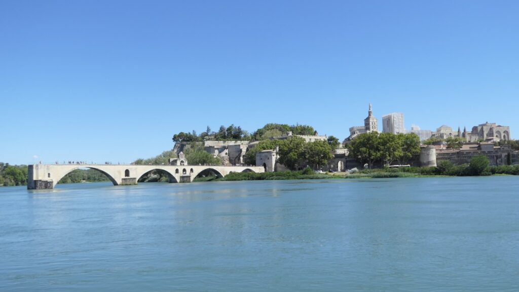 Le Pont Bénezet à Avignon, un site historique pour une escapade romantique en Provence.