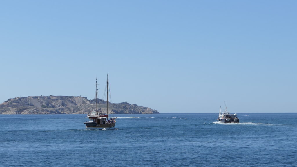 Bateaux naviguant vers les îles du Frioul, une aventure maritime à faire lors d'une visite à Marseille en une journée