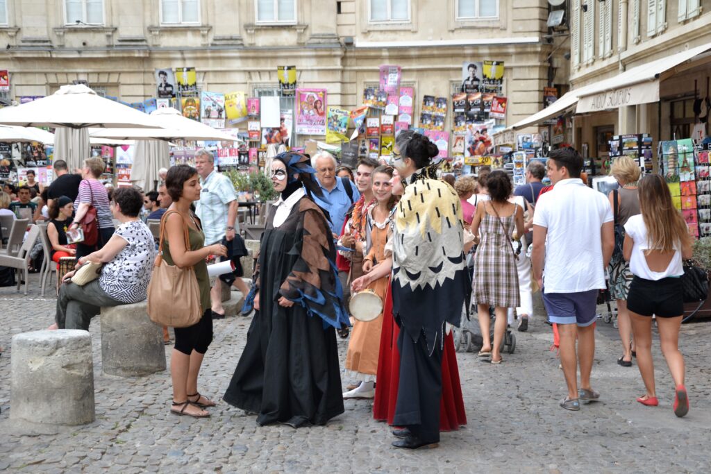 "Le Festival d'Avignon : un rendez-vous incontournable pour les amoureux du théâtre dans les rues historiques de la ville