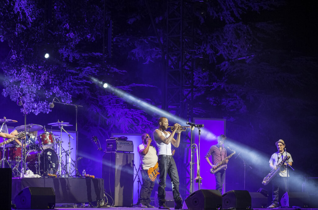 Le Festival Marseille Jazz Des Cinq Continents,  un évènement Incontournables en Provence, attire des foules de passionnés chaque année. Le festival met en avant des artistes locaux et internationaux de renom, offrant une expérience musicale unique et inoubliable.