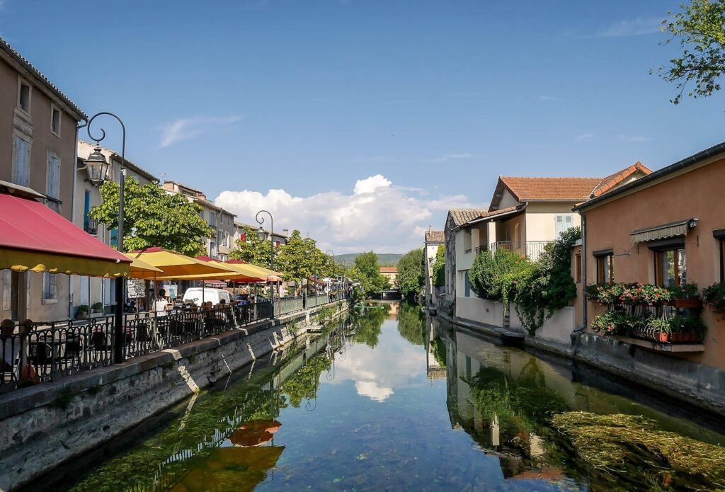 La rivière Isle sur Sorgue dans le Luberon, un des endroits essentiels à voir dans le Luberon.