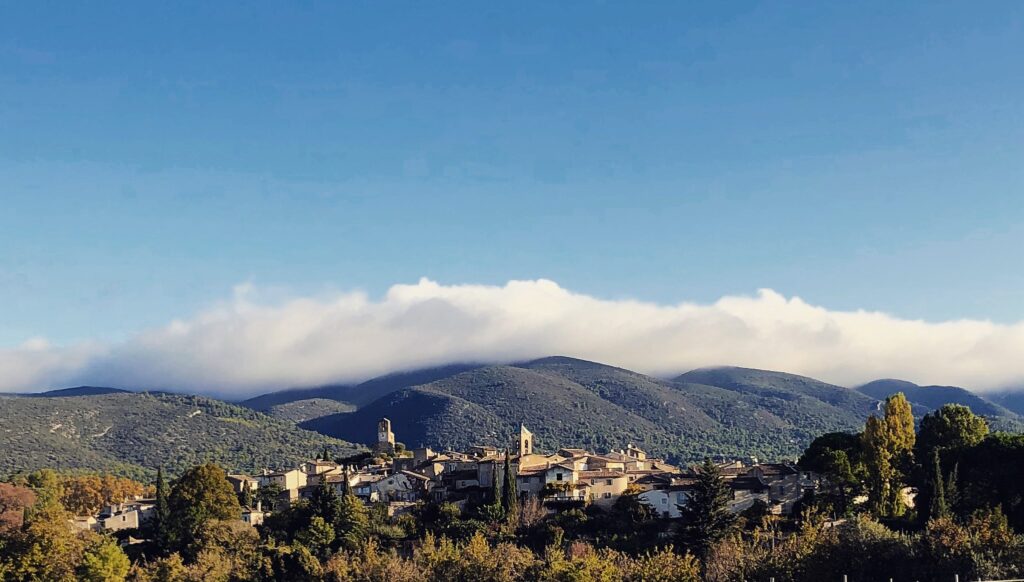 Vue panoramique sur Lourmarin, un des villages essentiels à voir dans le Luberon.