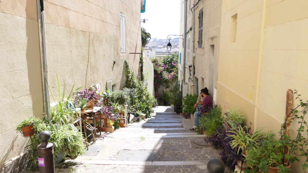 Le charme authentique du quartier historique de Marseille, le Panier. Découvrez ses ruelles pittoresques, ses façades colorées et son ambiance bohème à travers notre article sur les incontournables à visiter en Provence