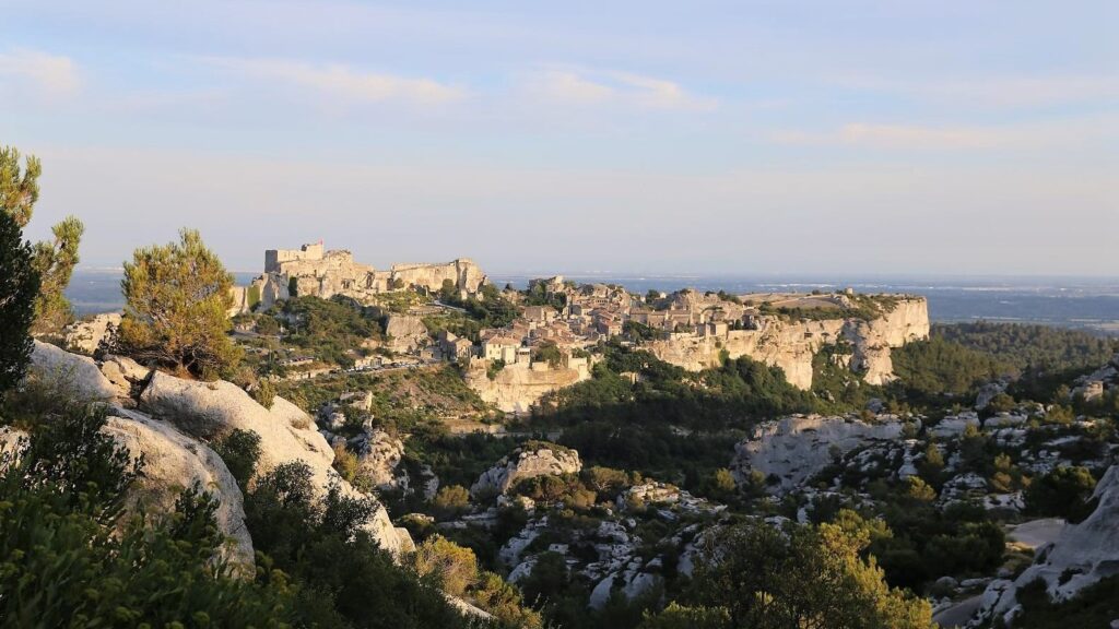 Le village médiéval des Baux de Provence, perché sur une falaise, un des endroits les plus emblématiques à visiter en Provence