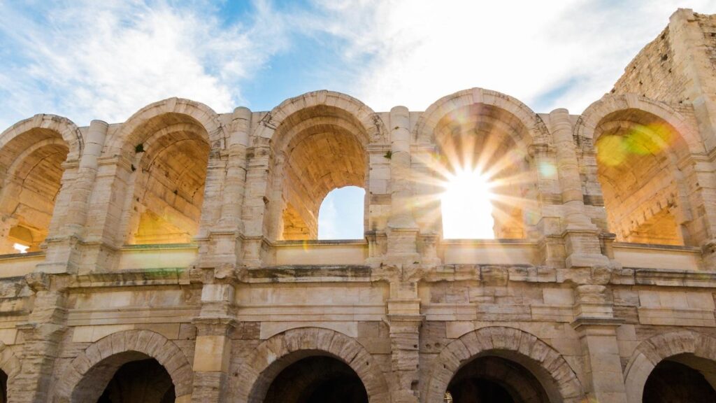 L'impressionnant amphithéâtre romain d'Arles, un incontournable lors d'une visite en Provence