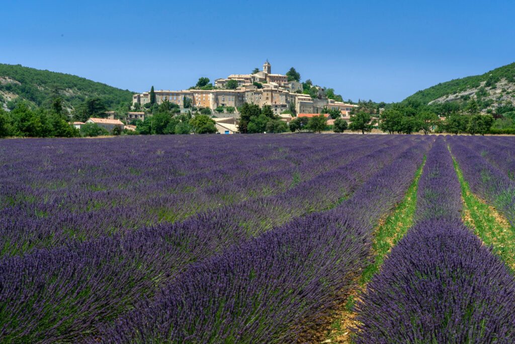 Un des endroits méconnus en Provence. Vue sur le village de Banon et ses champs de lavande environnants