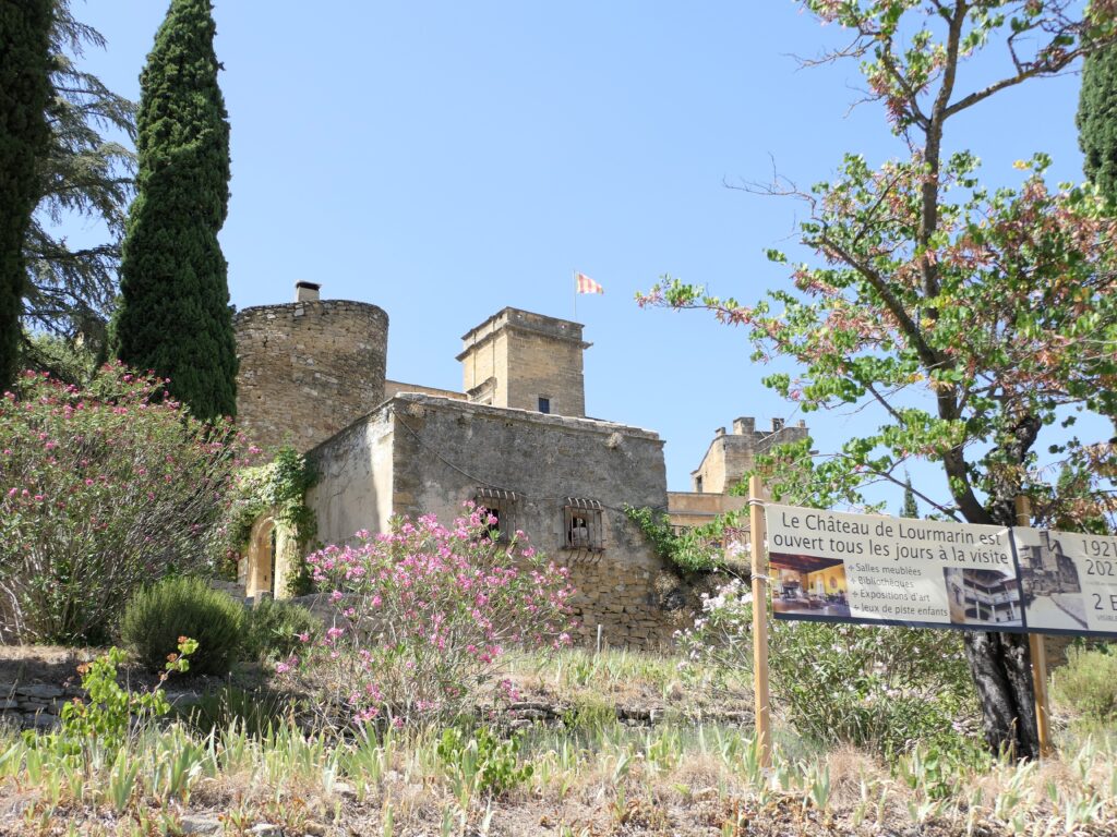 Le magnifique château de Lourmarin, situé au cœur du village, offre une vue imprenable sur les collines environnantes