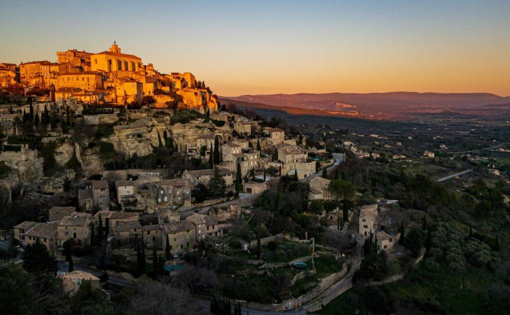 Gordes, village pittoresque du Luberon, une des destinations romantiques à découvrir en Provence.