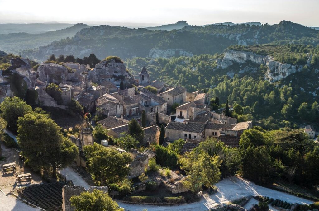 Le village des Baux-de-Provence, niché sur une colline, une destination romantique à ne pas manquer en Provence.