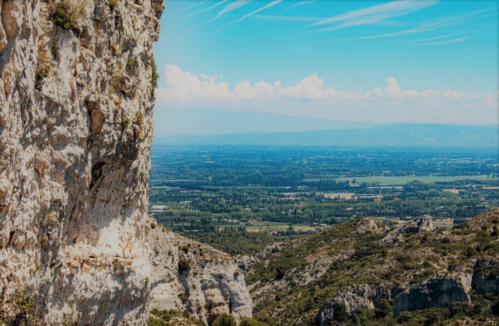 Vue aérienne de Saint Rémy de Provence, un charmant village du sud de la France entouré de collines et de paysages pittoresques. Découvrez cette vue magnifique en voiture et imprégnez-vous de la beauté de la Provence. 