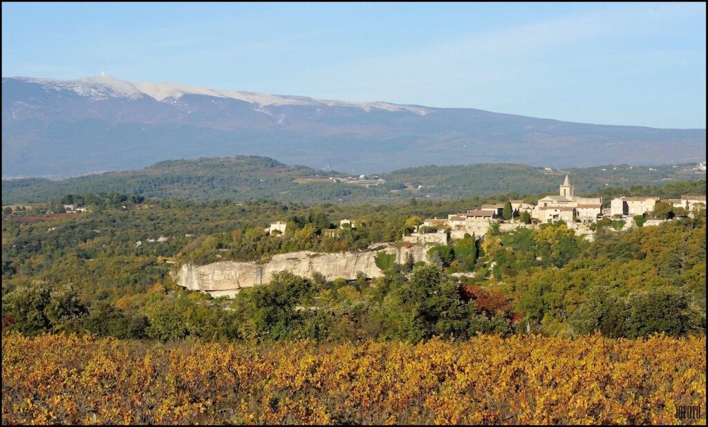 Le village perché de Venasque, l'un des plus beaux villages de France, dans un cadre naturel exceptionnel avec une vue imprenable sur le Mont Ventoux.