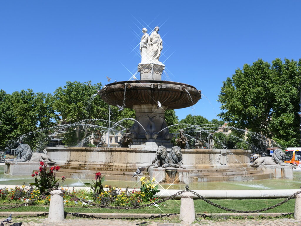 Vue en gros plan de la Fontaine de la Rotonde à Aix-en-Provence, avec ses jets d'eau majestueux, symbolisant la beauté et l'attrait de la ville