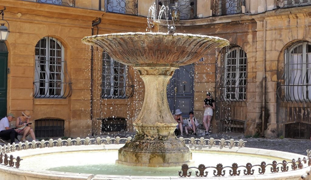 Image captivante d'une fontaine pittoresque située Place Albertas à Aix-en-Provence, un lieu emblématique de la ville