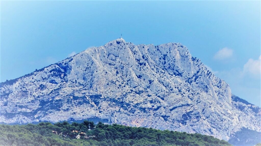 Magnifique vue sur la Montagne Sainte-Victoire, site emblématique près d'Aix-en-Provence, avec des nuances de bleu et de vert s'étalant sur le paysage