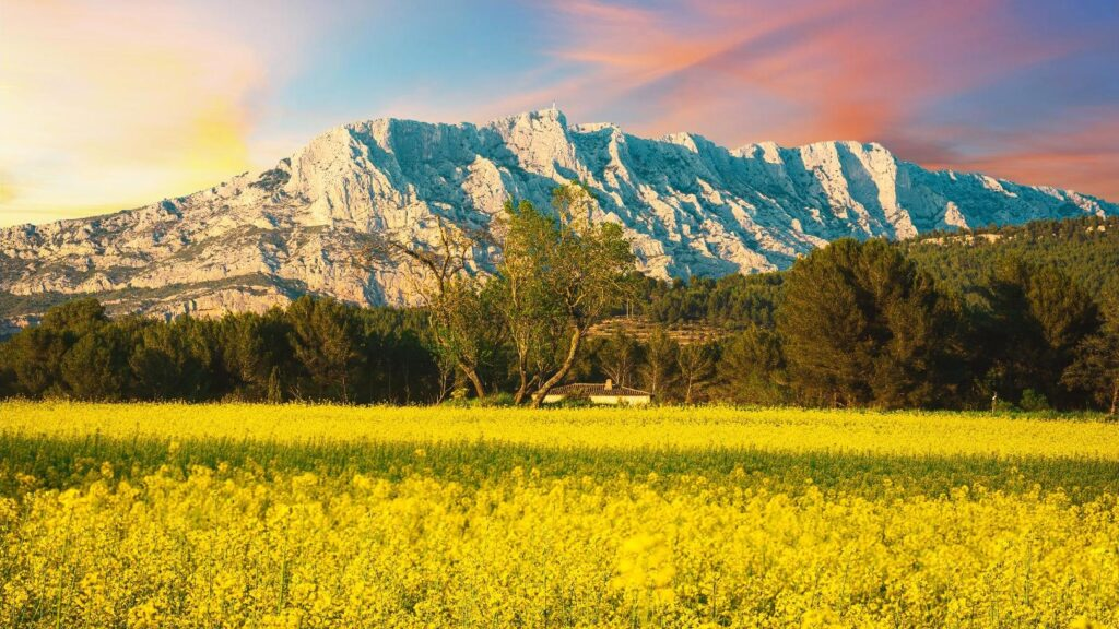 La Montagne Sainte-Victoire, un spectacle naturel emblématique parmi les lieux incontournables à visiter en Provence