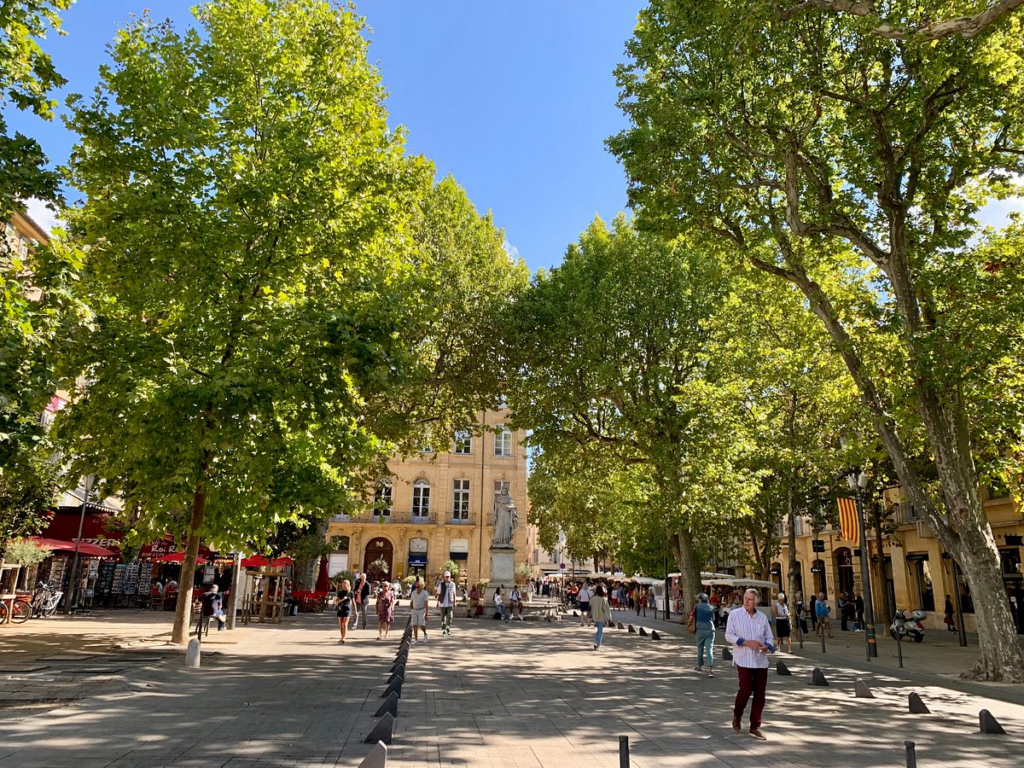 Photo du haut du Cours Mirabeau à Aix-en-Provence, représentant une vue pittoresque d'une des rues les plus célèbres de la ville, idéale pour un séjour touristique