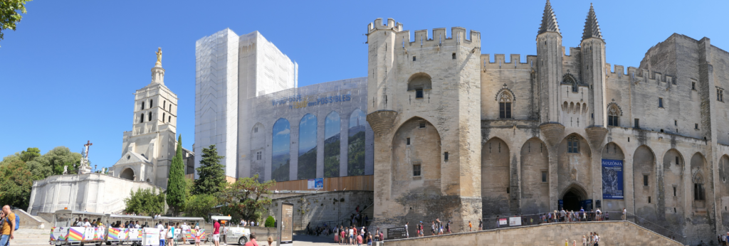 Vue panoramique d'Avignon avec Basilique Saint-Pierre et Palais des Papes