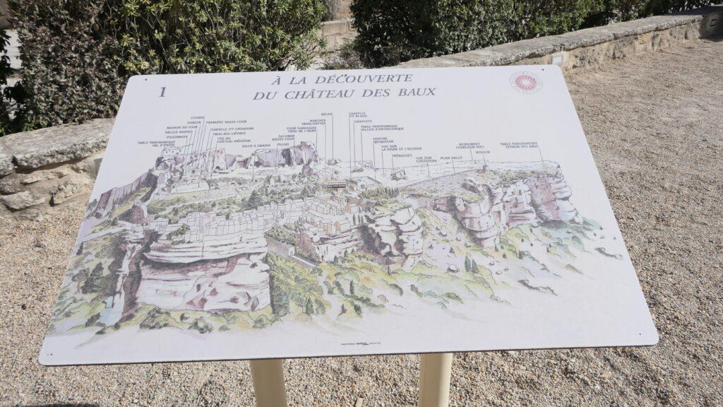 Plan dessiné du Château des Baux-de-Provence montrant les différents points d'intérêt et structures du château.
