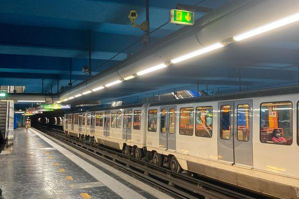 Métro de Marseille en station, moyen pratique de déplacement à Marseille