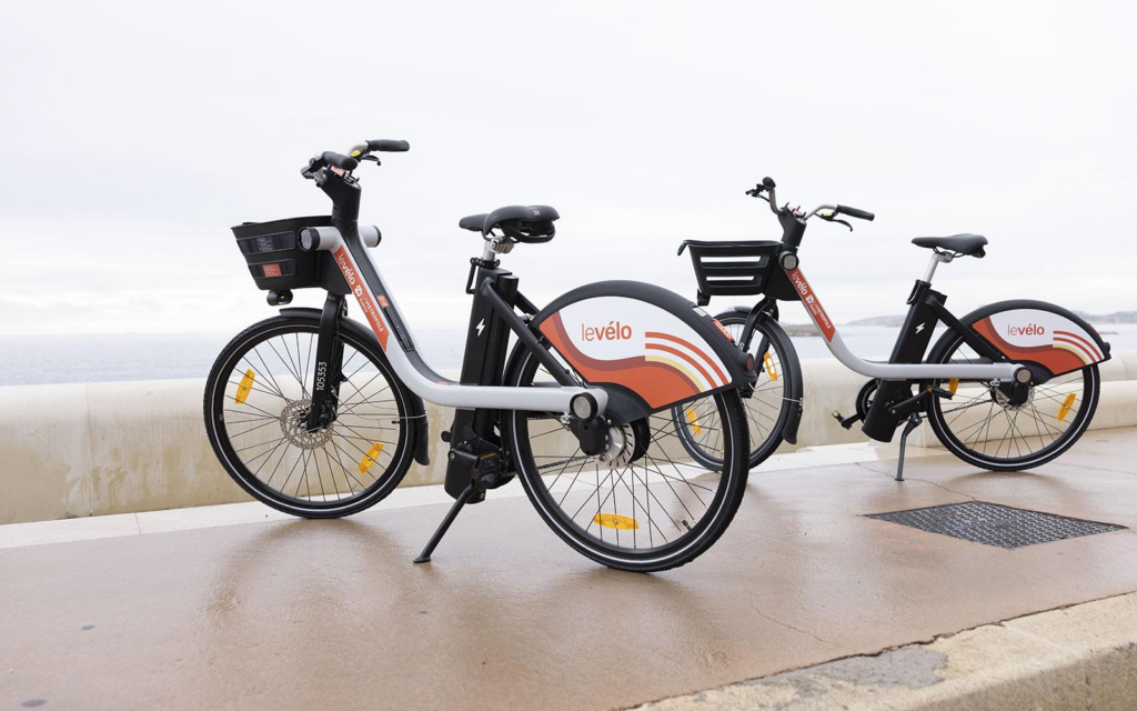 Vélos du service de partage 'Le Vélo' à Marseille, près du bord de mer, alternative écologique pour se déplacer en ville