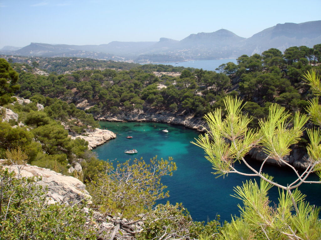 Calanques de Marseille, exemple de la beauté naturelle unique de la Provence.
