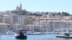 Vue du ferry boat sur le Vieux-Port de Marseille avec la basilique Notre-Dame de la Garde en arrière-plan