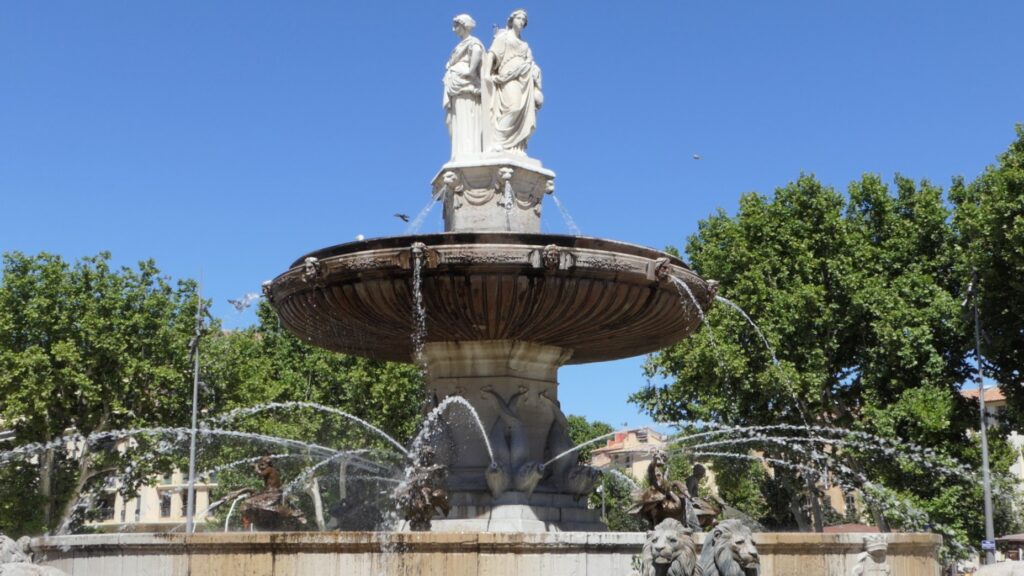 Fontaine emblématique de la Rotonde à Aix-en-Provence, un symbole historique et pittoresque de la ville.