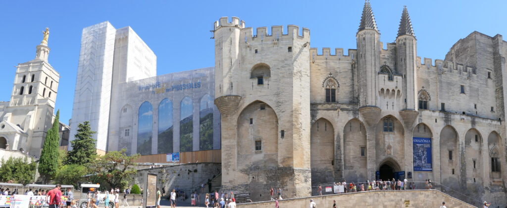 Vue du Palais des Papes à Avignon sous un ciel bleu